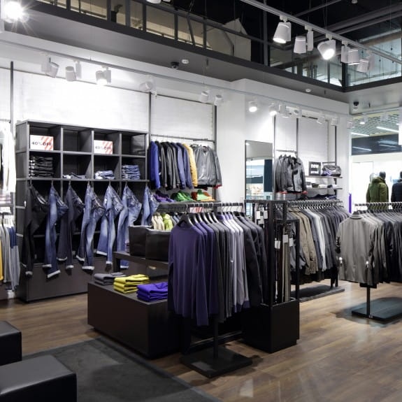 Sklep oświetlony reflektorami LED