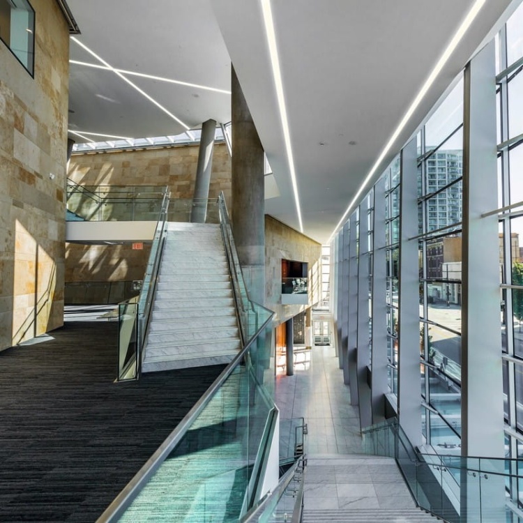 Profil LED OMODO-50 srebrny anodowany bez przesłony KLUŚ aranżacja.jpg