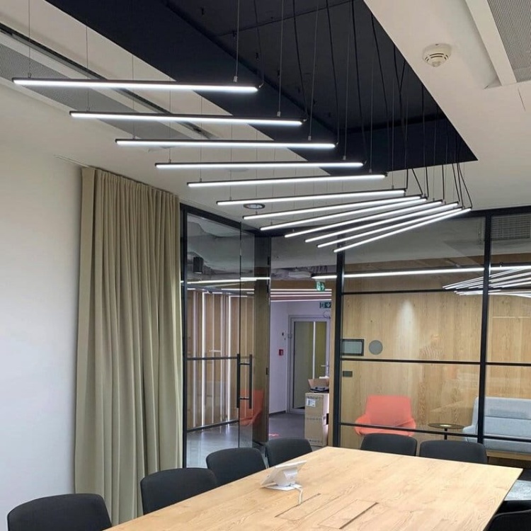 Profil LED OLEK biały, bez przesłony KLUŚ aranżacja sali konferencyjnej