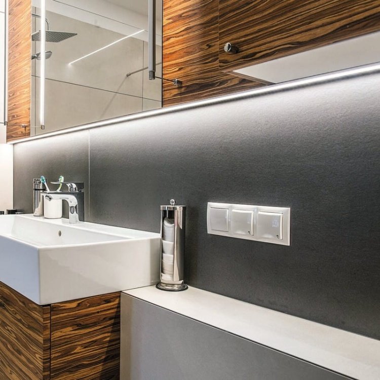 Profil LED MICRO-PLUS srebrny nieanodowany KLUŚ aranżacja łazienki.