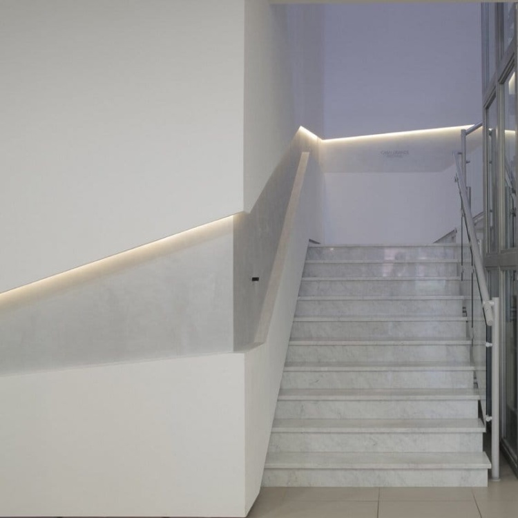 Profil LED MICRO-PLUS srebrny nieanodowany KLUŚ aranżacja korytarza