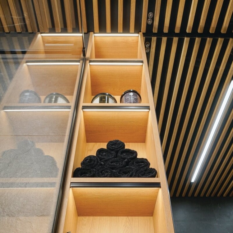 Profil LED 45-16 anodowany, bez przesłony KLUŚ oswietlenie regału.jpg