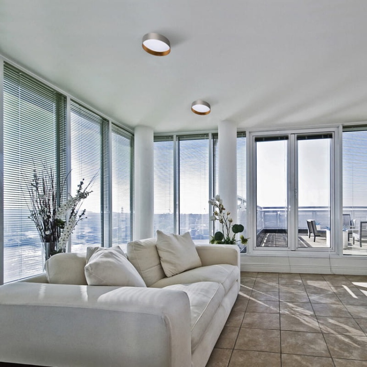 Plafoniera LED RIFA 17,5W 4000K 1500lm IP20 szaro-złota Kanlux aranżacja salonu.jpg