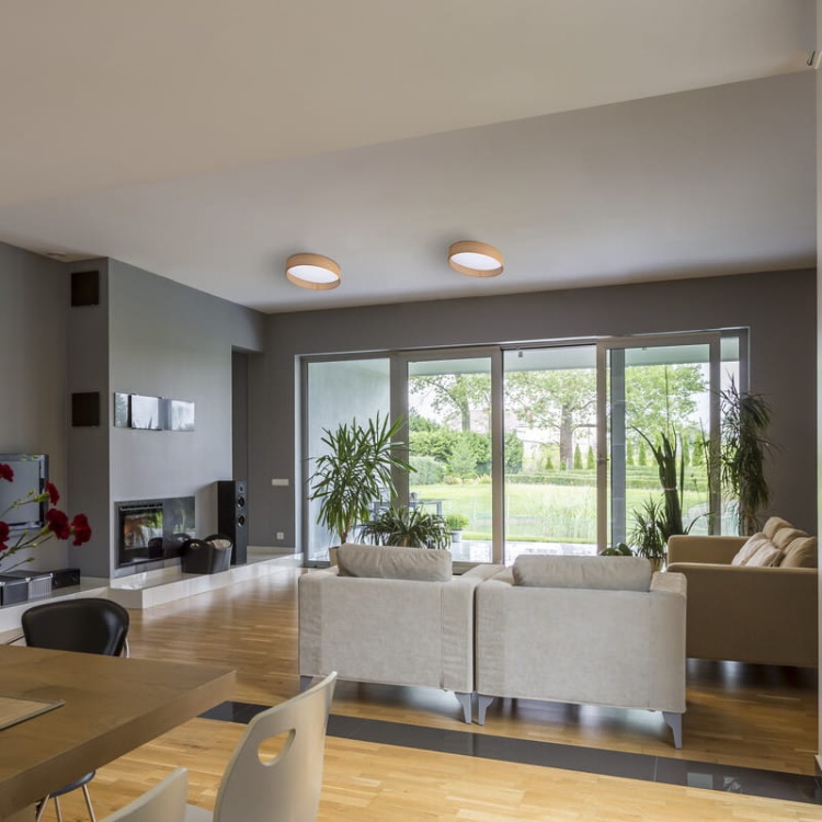 Plafoniera LED RIFA 17,5W 3000K 1450lm IP20 ∅400mm 120° brązowa Kanlux aranżacja salonu.jpg