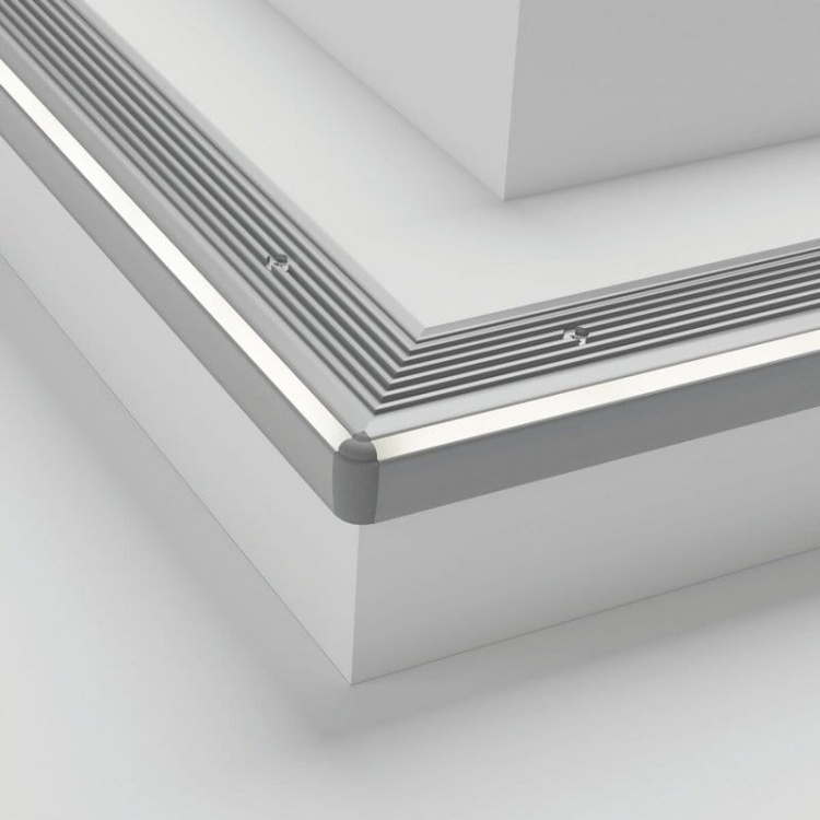 Zaślepka STEKO-90 narożna C24053C02 biała KLUŚ przykład z profilem na schodach.jpg