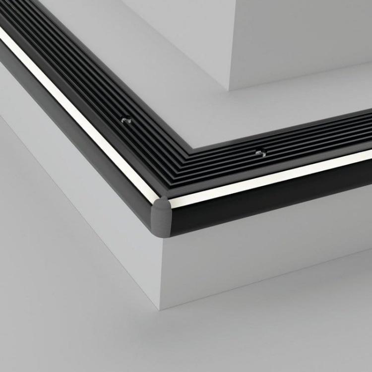 Zaślepka STEKO-90 narożna C24053C02 biała KLUŚ przykład z czarnym profilem na schodach.jpg