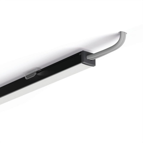 Zaślepka PIKO-OTW z otworem C24202C07TW czarna KLUŚ przykład montażu.jpg