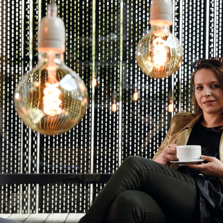 Źródło światła LED XLED E27 G125 4W 250lm 1800K KANLUX 33519 wiszące.jpg