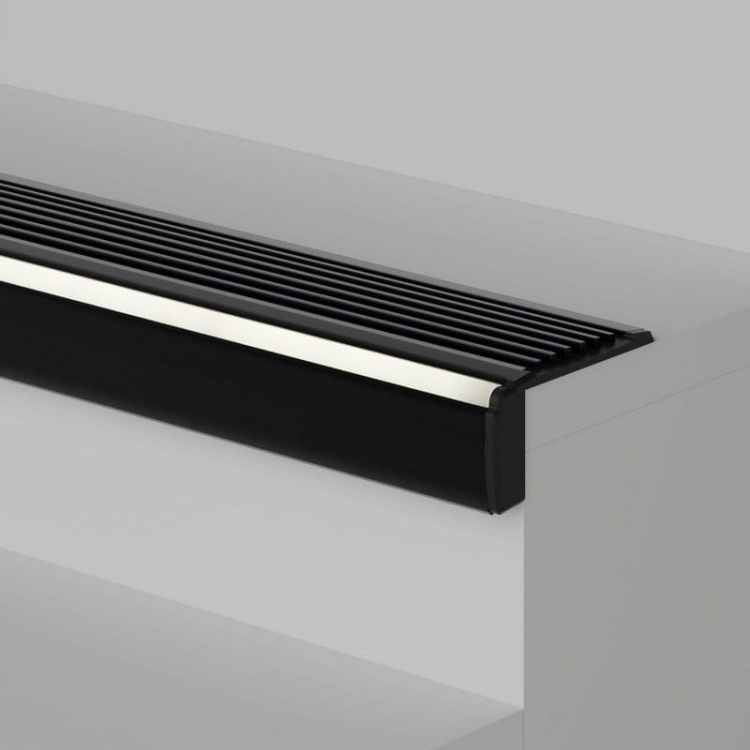 Zaślepka STEKO-P prawa C24037C07 czarna KLUŚ przykład montażu.jpg