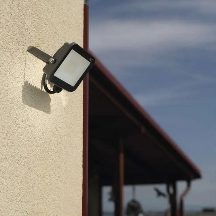 Naświetlacz LED INOVO 20W 2200lm 4000K IP65 EMOS ZS2622 aranżacja