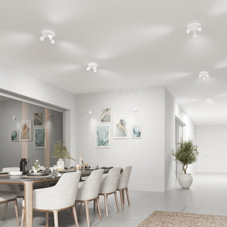 Spot 3-punktowy regulowany ENALI GU10 3x10W okrągły biały Kanlux salon wieczorem.jpg