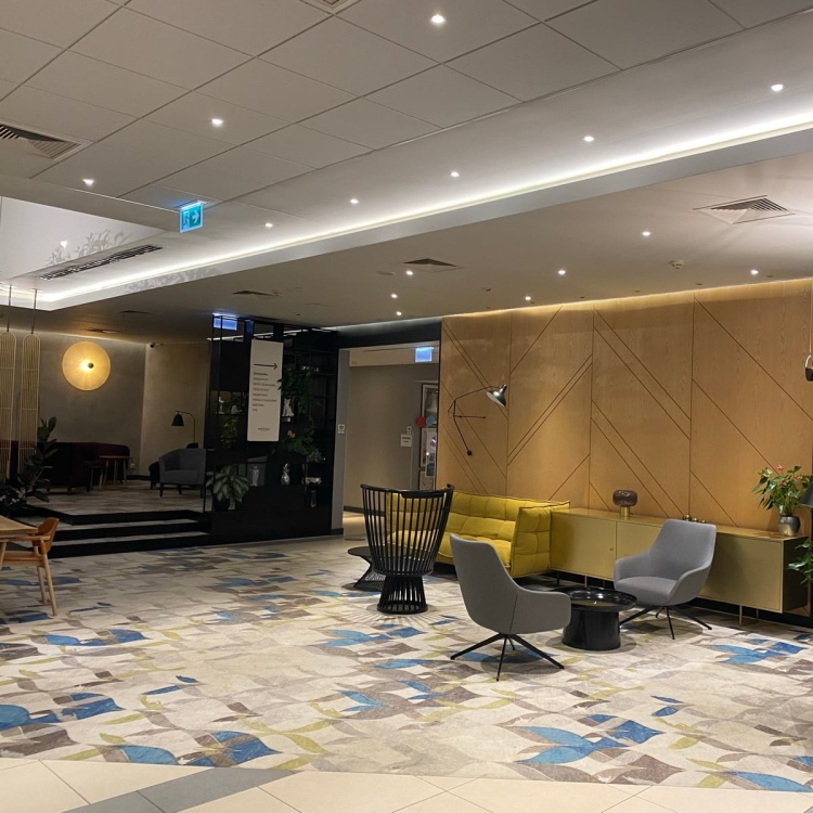 Oświetlenie LED w zabudowie sufitowej zrealizowane z użyciem taśmy LED