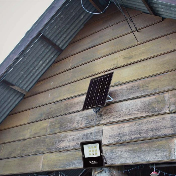 Naświetlacz LED z panelem solarnym 6W 400lm b. zimny 6400K IP65 V-TAC aranżacja.jpg