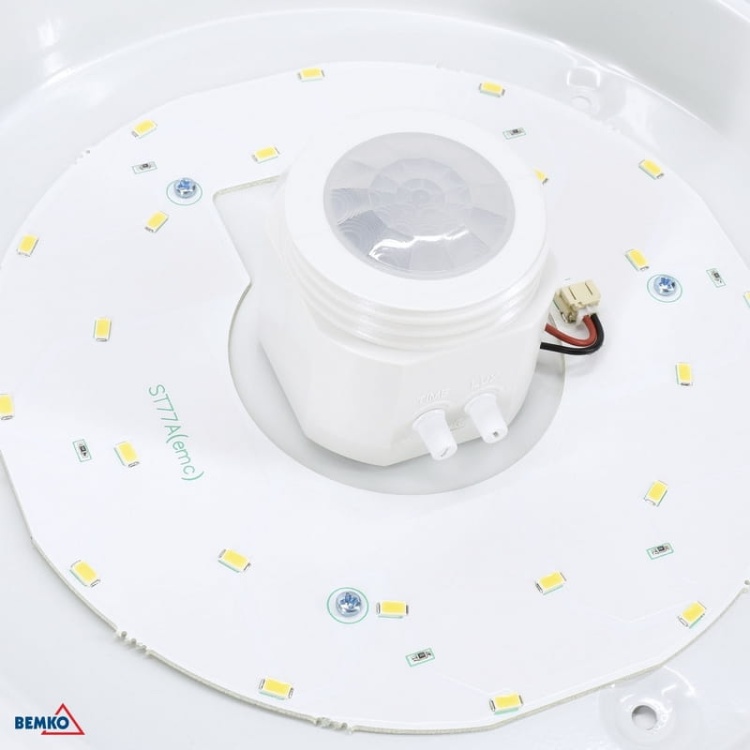 Plafoniera LED DORIA z czujnikiem PIR 12W 1000lm 4000K b. neutralna IP20 BEMKO zbliżenie.jpg