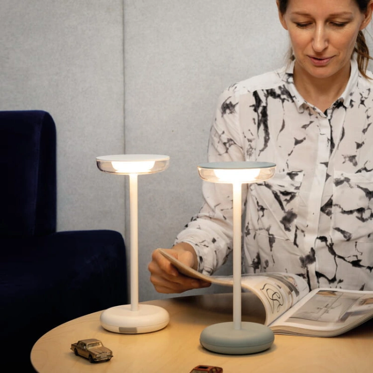 Lampa stołowa LED FLUXY 1,7W 3000K 140lm ściemnialna IP44 biała KANLUX 37310 aranżacja przestrzeni wypoczynkowej.jpg