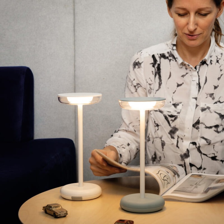 Lampa stołowa LED FLUXY 1,7W 3000K 140lm ściemnialna IP44 niebieska KANLUX 37312 aranżacja przestrzeni wypoczynkowej.jpg