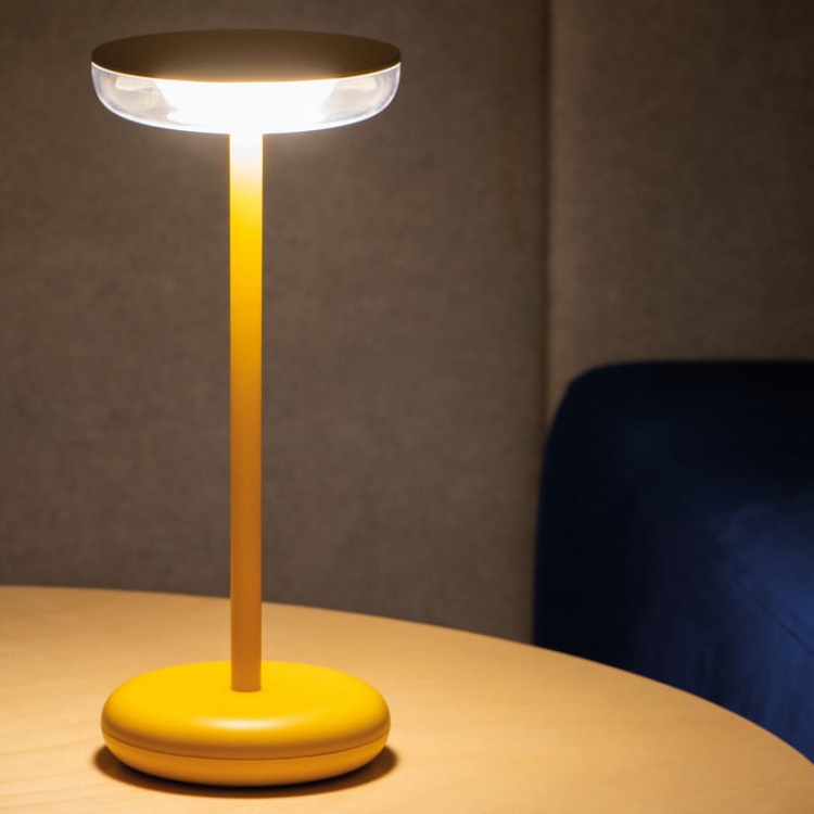 Lampa stołowa LED FLUXY 1,7W 3000K 140lm ściemnialna IP44 żółta KANLUX 37314 rozświetlona.jpg