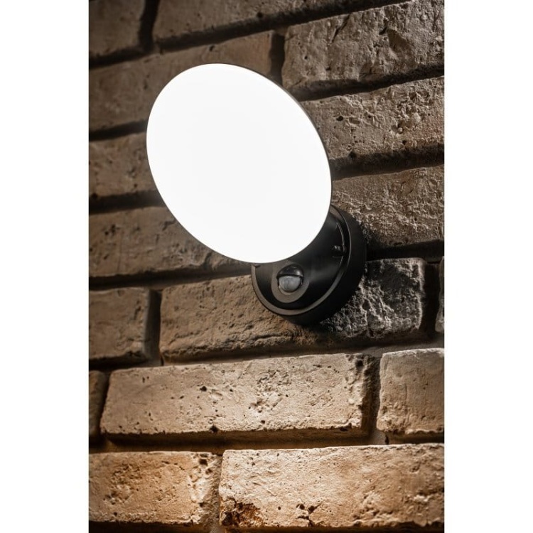 Oprawa TERRO LED z czujnikiem ruchu 10W 4000K 720lm czarny IP54 GTV aranżacja.jpg