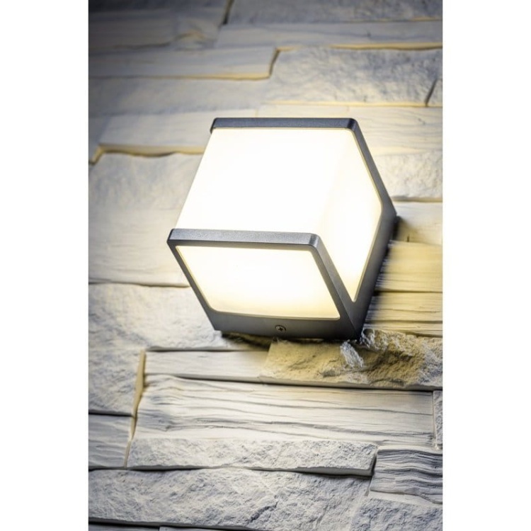 Oprawa NARIN LED 10W 4000K 1000lm czarny IP54 GTV na elewacji.
