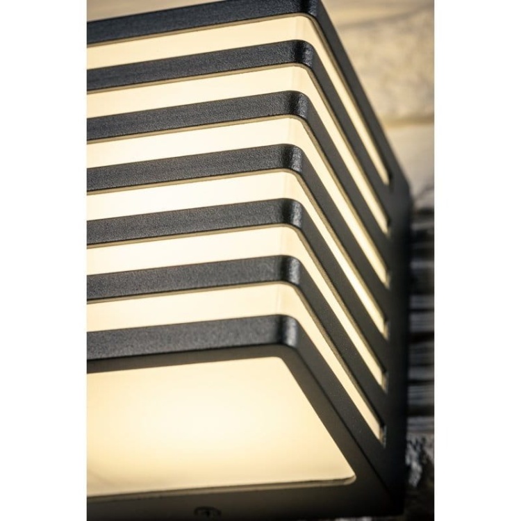 Oprawa elewacyjna SIROLO LED 10W 4000K 1000lm czarny IP54 GTV zaświecona.jpg