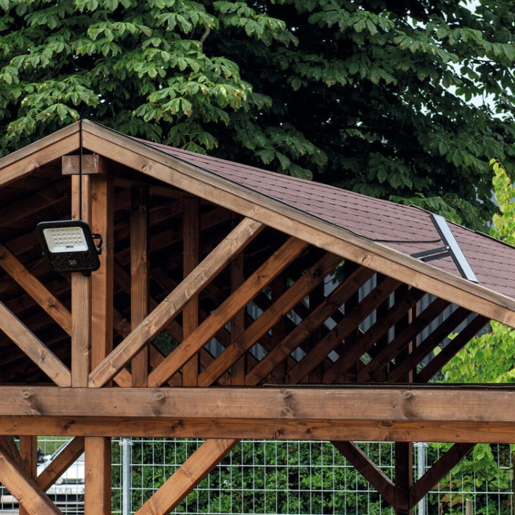 Naświetlacz solarny LED FL SONE SLR 15W 4000K 2200lm IP65 symetryczny rozsył światła 90° Kanlux 36607 aranżacja