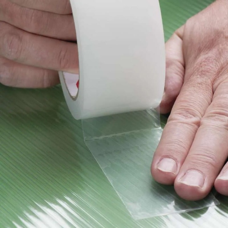 Naprawcza taśma klejąca do poliwęglanu i szkła 25m x 50mm przezroczysta Emos F6200 aranżacja.jpg