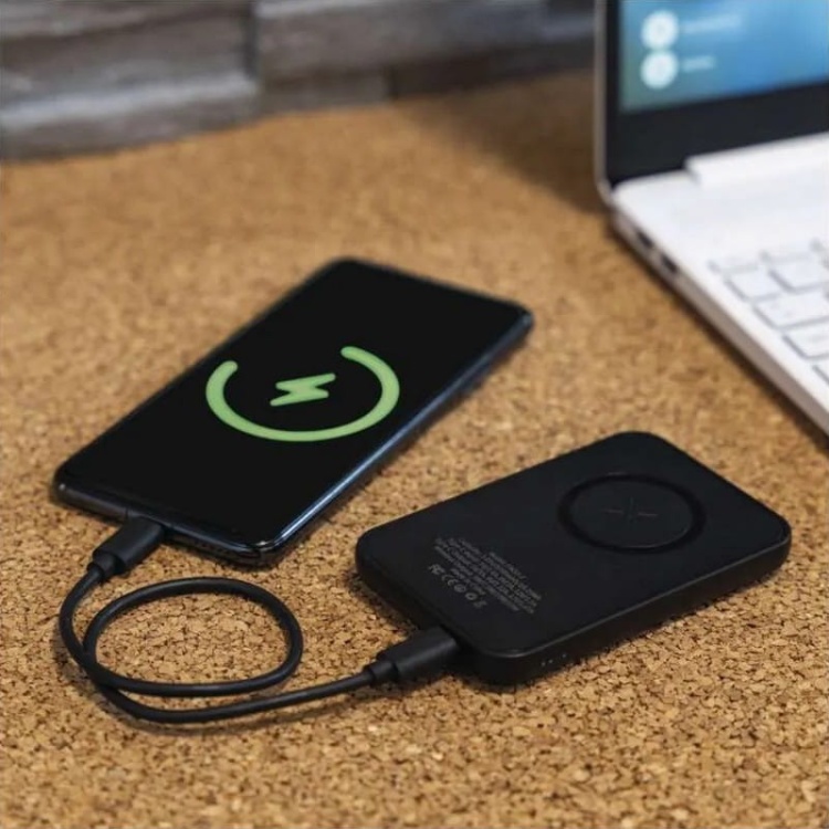 Powerbank WI 521 5000 mAh 20W + Wireless czarny EMOS aranżacja
