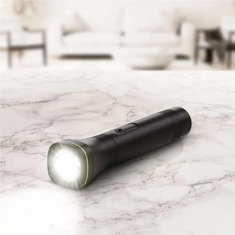 Latarka Everyday C107 LED 70lm 2×AA 45m z zoomem GP P8107 aranżacja