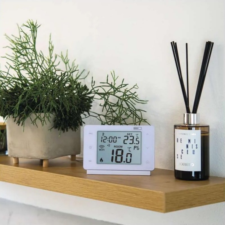 Inteligentny termostat pokojowy bezprzewodowy GoSmart z WiFi EMOS P56211 aranżacja pokój