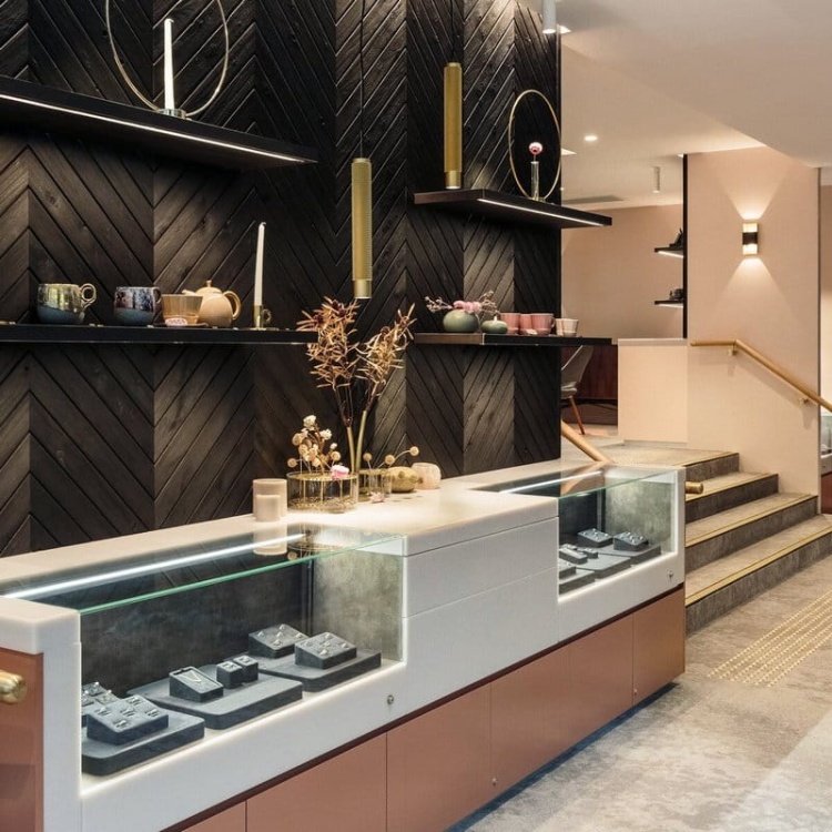 Profil LED 45-PLUS anodowany bez przesłony aranżacja sklepu