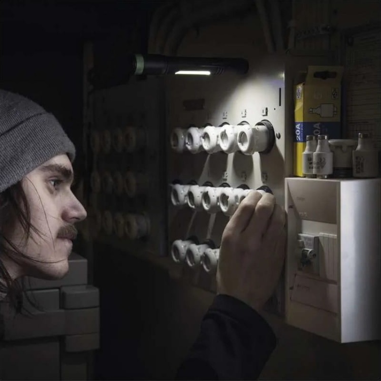 Latarka LED Discovery C33 na baterie 2×AA 180lm IPX4 GP P8504 aranżacja