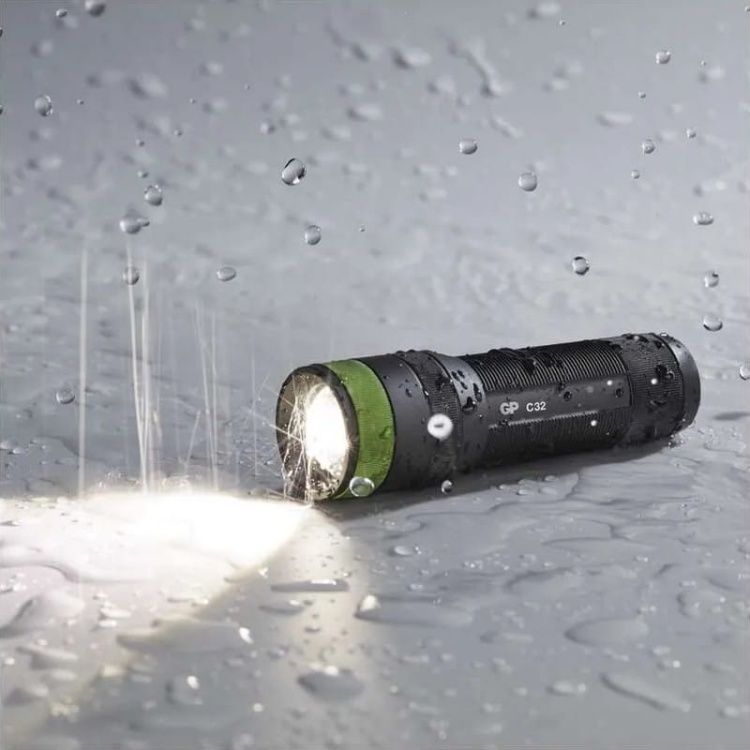 Latarka LED Discovery C32 na baterie 3×AAA 300lm IPX4 GP P8506 aranżacja