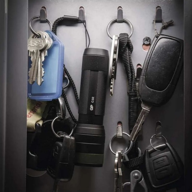 Latarka LED Discovery C32 na baterie 3×AAA 300lm IPX4 GP P8506 aranżacja