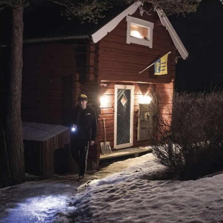 Latarka LED Discovery C32 na baterie 3×AAA 300lm IPX4 GP P8506 aranżacja