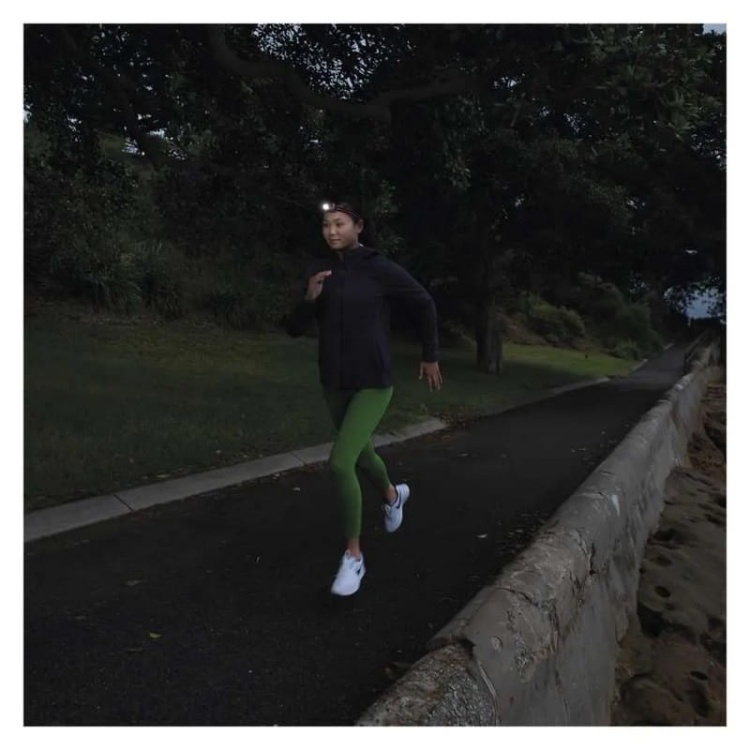 Latarka czołowa LED Xplor PHR16 ładowalna 300lm 50m IPX6 GP P8566 aranżacja