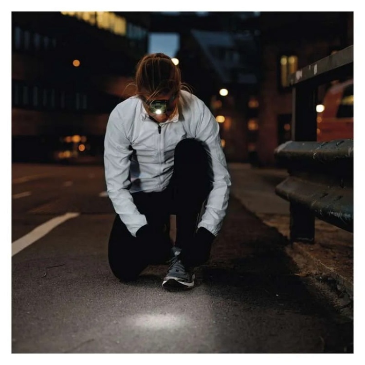 Latarka czołowa LED Discovery CHR41 ładowalna 300lm 157m IPX6 GP P8572 aranżacja