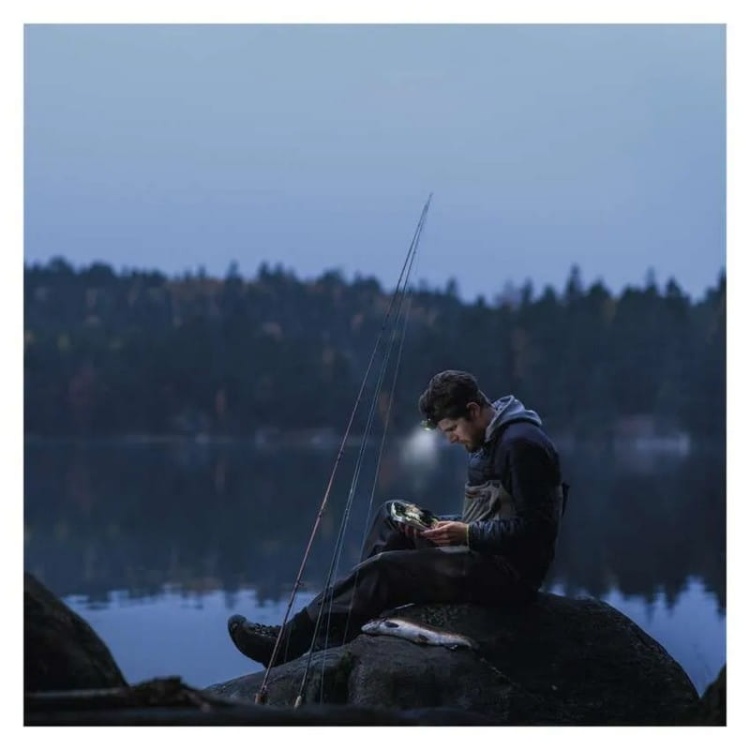 Latarka czołowa LED Discovery CHR41 ładowalna 300lm 157m IPX6 GP P8572 aranżacja