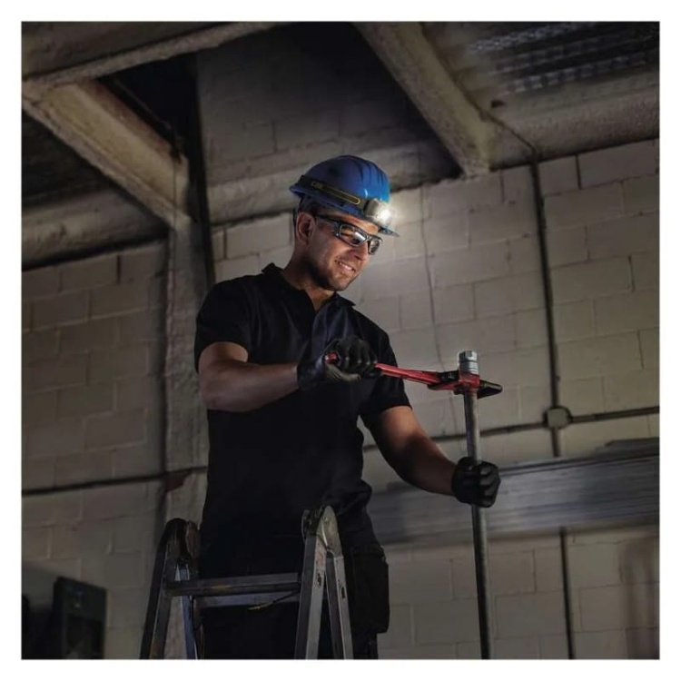 Latarka czołowa LED Discovery CHW54 na baterie 3×AAA 375lm 110m IPX5 GP P8574 aranżacja