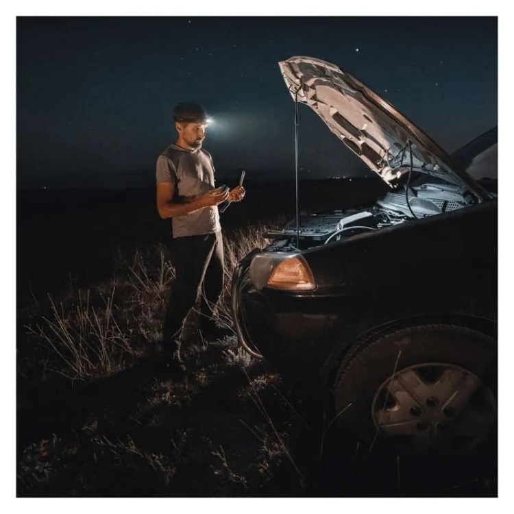 Latarka czołowa LED Discovery CHW54 na baterie 3×AAA 375lm 110m IPX5 GP P8574 aranżacja