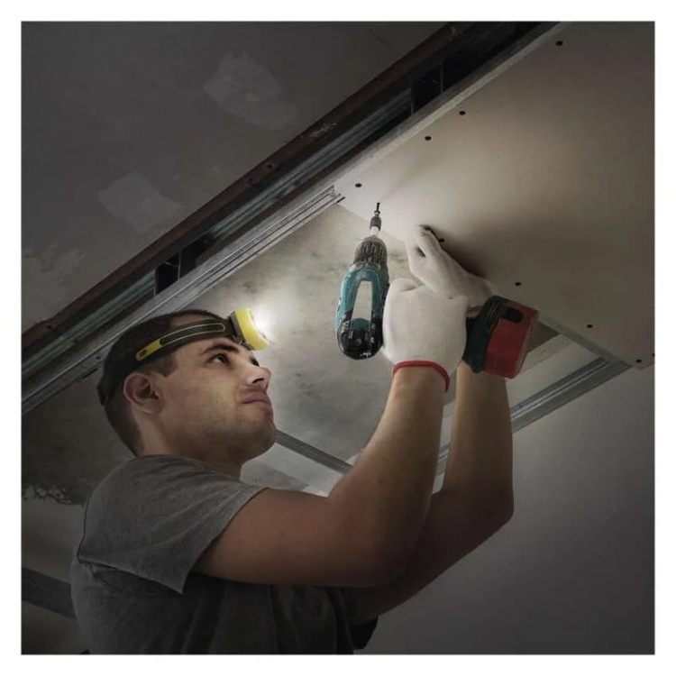 Latarka czołowa LED Discovery CHW53 na baterie 3×AAA 280lm 90m IPX5 GP P8573 aranżacja