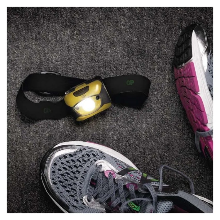 Latarka czołowa LED Discovery CHW46 na baterie 3×AAA 300lm 157m IPX5 GP P8571 aranżacja