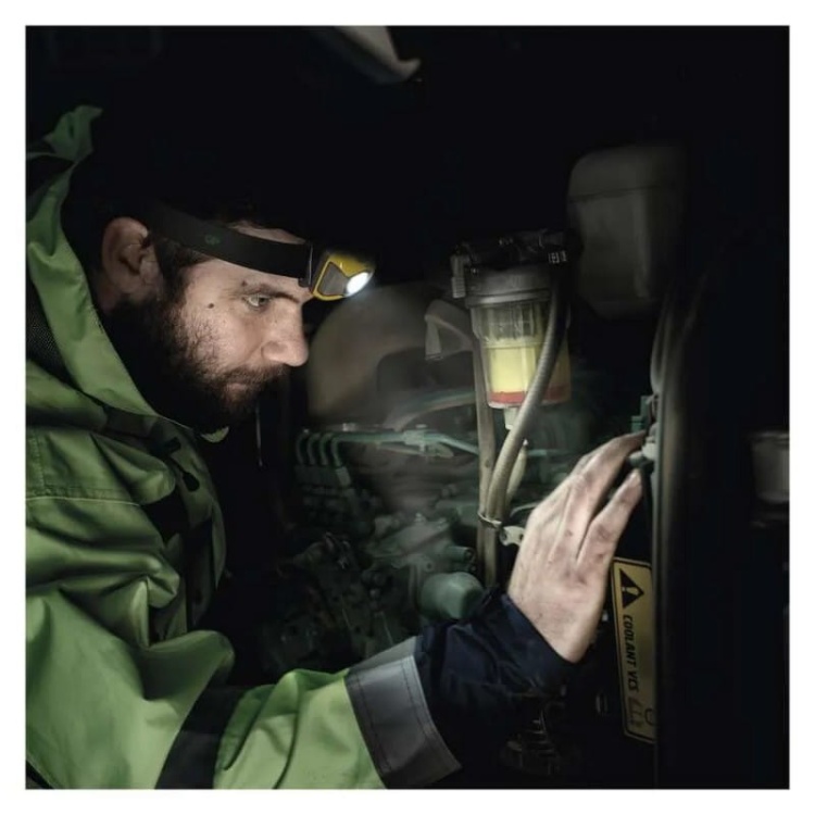 Latarka czołowa LED Discovery CHW46 na baterie 3×AAA 300lm 157m IPX5 GP P8571 aranżacja