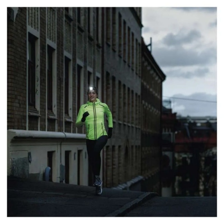 Latarka czołowa LED Discovery CHW46 na baterie 3×AAA 300lm 157m IPX5 GP P8571 aranżacja