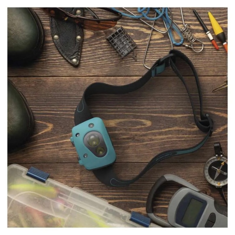 Latarka czołowa LED Discovery CHW44 na baterie 3×AAA 300lm 60m IPX4 GP P8584 aranżacja