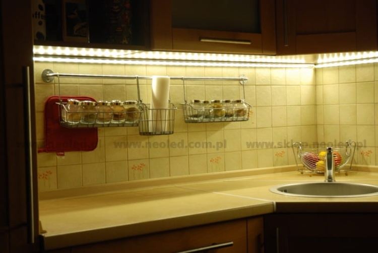 przykład realizacji oświetlenia LED kuchni z użyciem profili serii CORNER