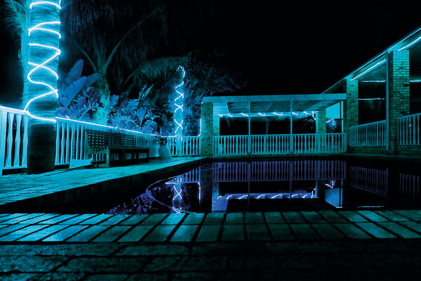 Taras i strefa basenowa oświetlona wężami Givro 