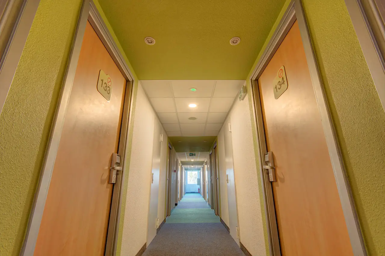 Źródła LED GU10 Philips w oczkach hotelowych