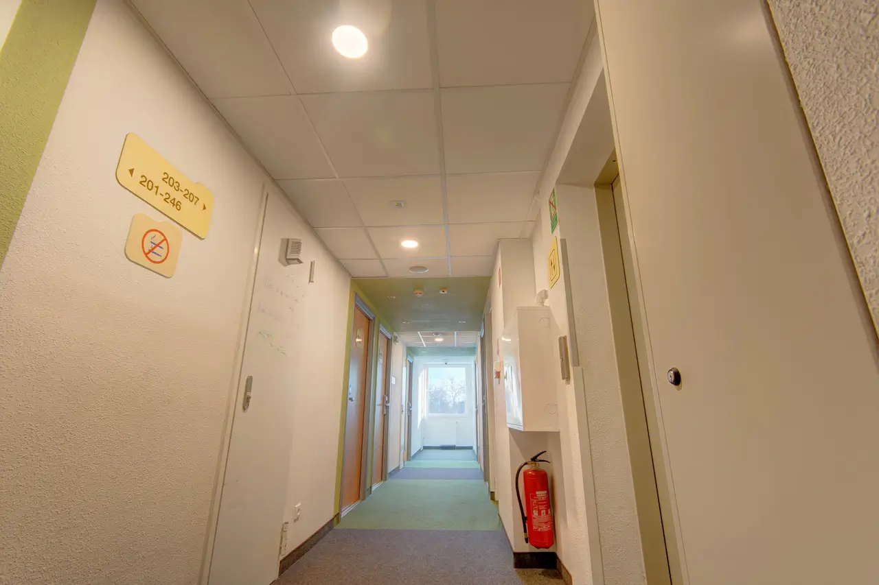 Oprawy DELTA 12W UNILED na korytarzu hotelowym