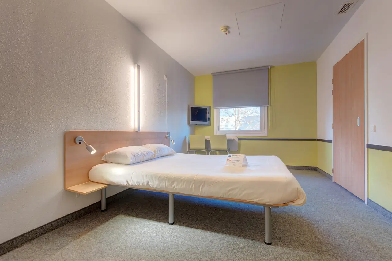 Kinkiety LED IDOL w pokoju hotelowym ibis budget