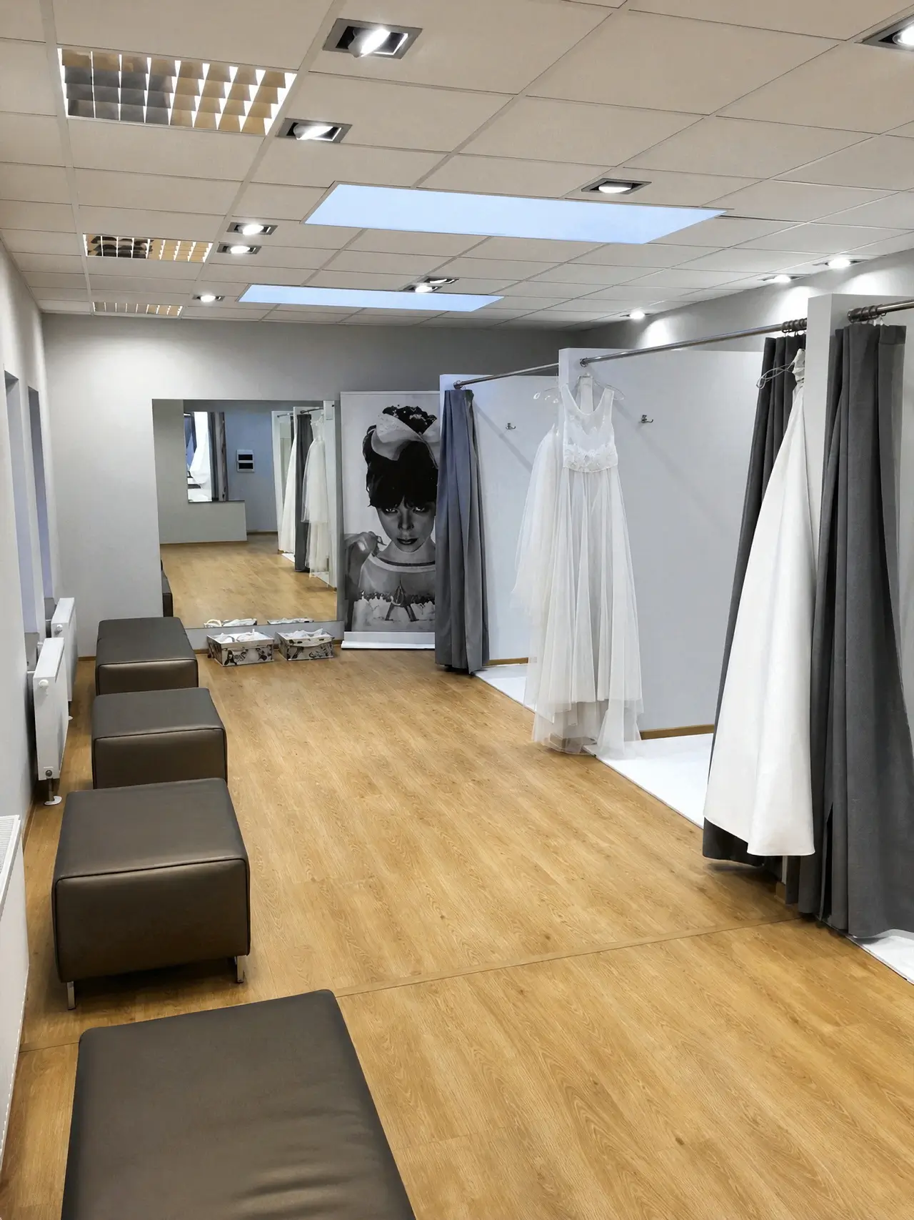 Podtynkowe oprawy LED downlight w salonie Amy Love